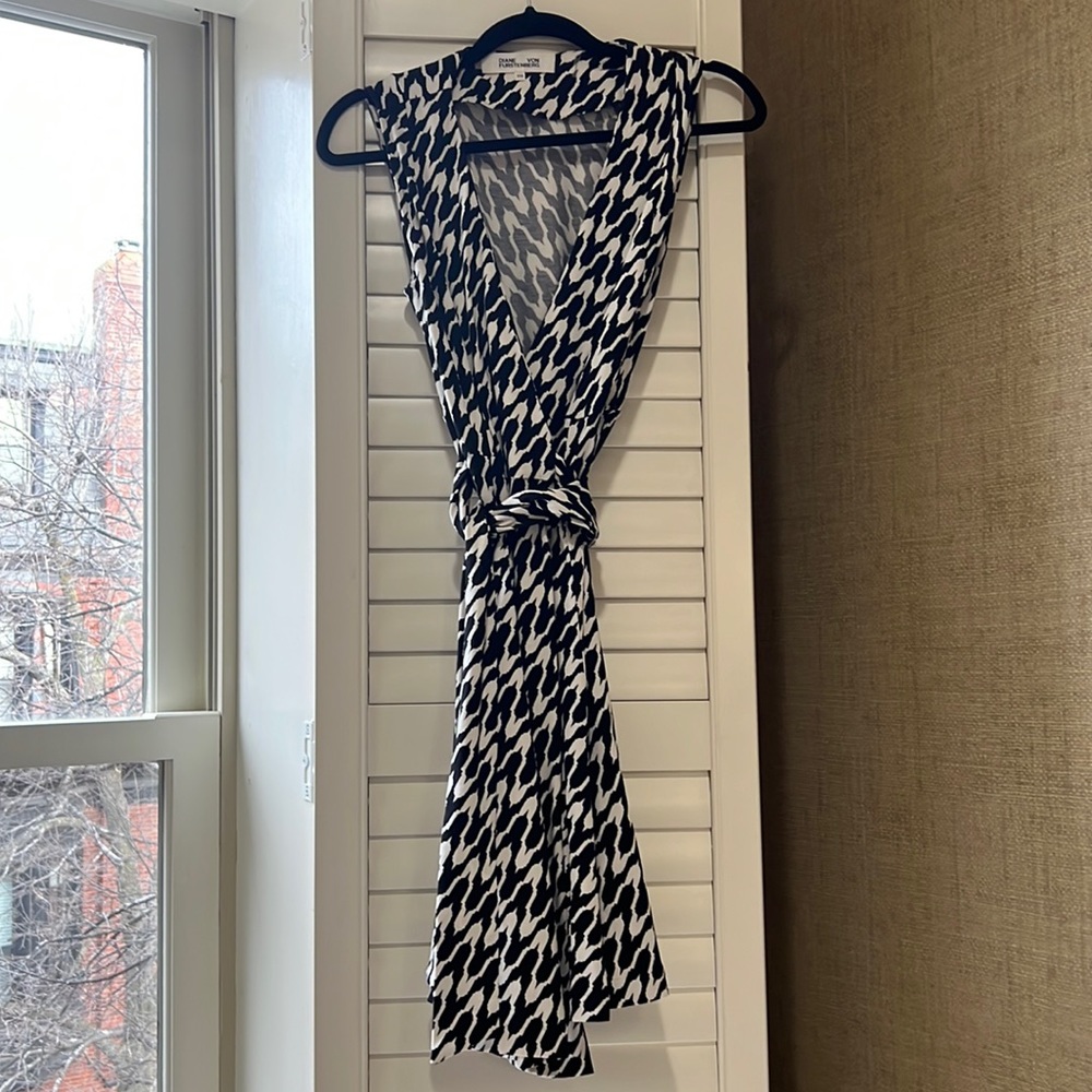 XXS DVF wrap dress sleeveless black and white